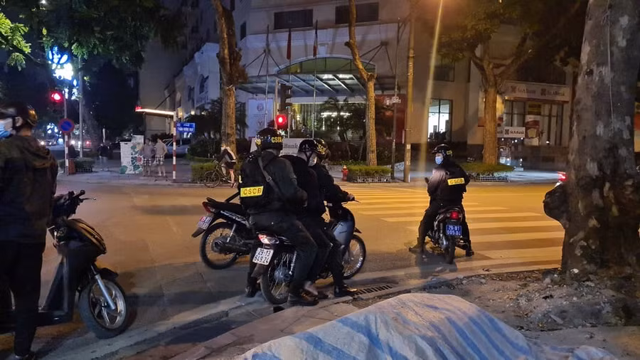 Lực lượng chức năng đưa thanh niên trong đoàn lạng lách, đánh võng về trụ sở để làm rõ.