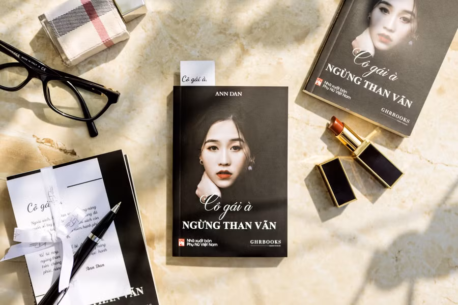 Cuốn sách "Cô gái à, ngừng than vãn" của tác giả Ann Dan.