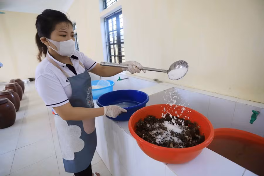 Nguyên liệu chính để làm mắm gồm cáy và muối.