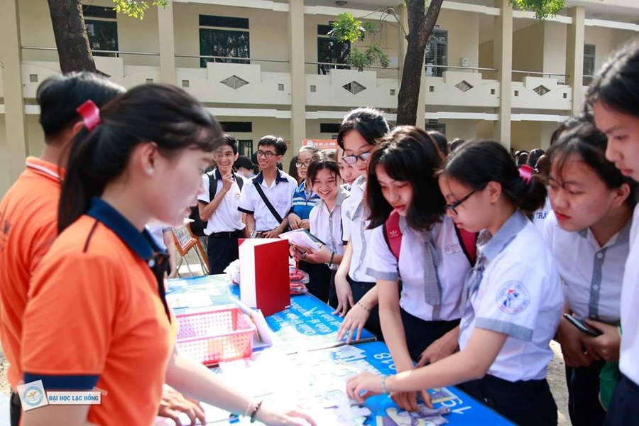 Học sinh THPT tìm hiểu thông tin tuyển sinh của LHU