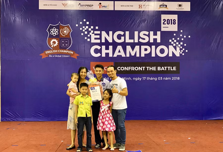 Gia đình ca sĩ Thụy Vũ tại cuộc thi English Champion 2018 (ảnh NVCC)