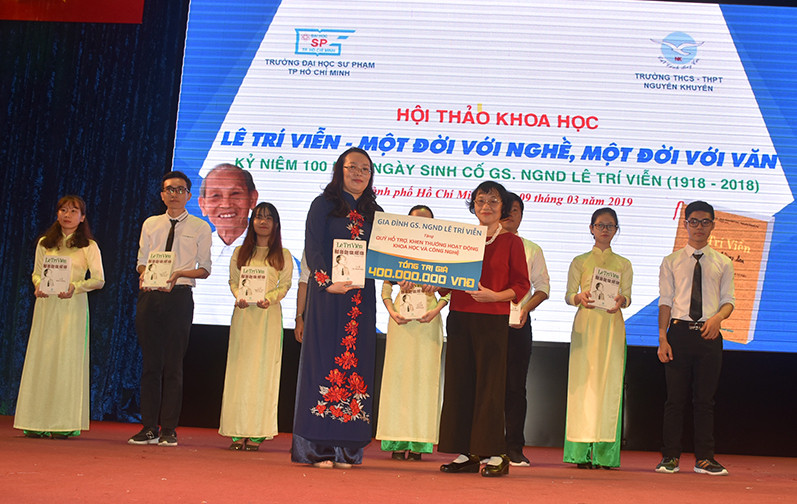 PGS.TS Lê Lưu Oanh (con gái GS Lê Trí Viễn, phải) trao tặng bộ sách và học bổng trị giá 400 triệu đồng cho TS Nguyễn Thị Minh Hồng - Hiệu trưởng Trường ĐH Sư phạm TPHCM PGS.TS Lê Lưu Oanh (con gái GS Lê Trí Viễn, phải) trao tặng bộ sách và học bổng trị giá 400 triệu đồng cho TS Nguyễn Thị Minh Hồng - Hiệu trưởng Trường ĐH Sư phạm TPHCM