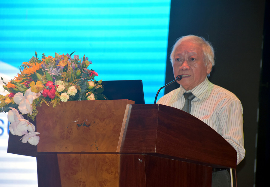 GS Trần Đình Sử trình bày tham luận "Mấy nhận xét về đóng góp của GS Lê Trí Viễn cho ngành nghiên cứu văn học sử Việt Nam" tại Hội thảo GS Trần Đình Sử trình bày tham luận "Mấy nhận xét về đóng góp của GS Lê Trí Viễn cho ngành nghiên cứu văn học sử Việt Nam" tại Hội thảo