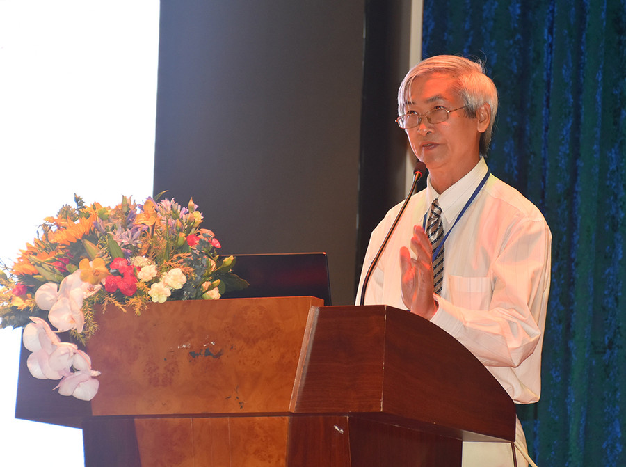 PGS.TS Nguyễn Thành Thi – nguyên Trưởng khoa Ngữ Văn, Trường ĐH Sư phạm TPHCM, trình bày báo cáo đề dẫn tại Hội thảo PGS.TS Nguyễn Thành Thi – nguyên Trưởng khoa Ngữ Văn, Trường ĐH Sư phạm TPHCM, trình bày báo cáo đề dẫn tại Hội thảo