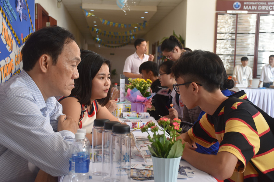 Học sinh được tư vấn trực tiếp về ngành nghề đào tạo mà mình quan tâm Học sinh được tư vấn trực tiếp về ngành nghề đào tạo mà mình quan tâm