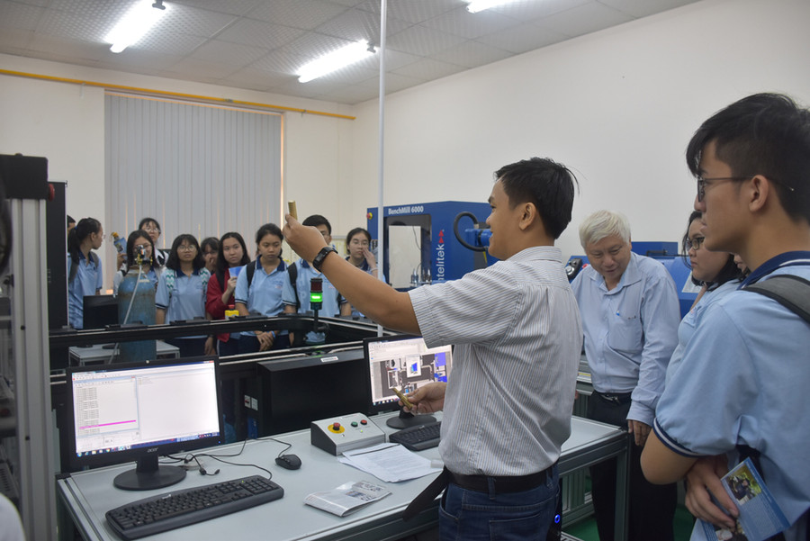 Các em học sinh THPT tìm hiểu ngành nghề đào tạo tạo tại bộ môn Kỹ thuật hê thống công nghiệp Các em học sinh THPT tìm hiểu ngành nghề đào tạo tạo tại bộ môn Kỹ thuật hê thống công nghiệp