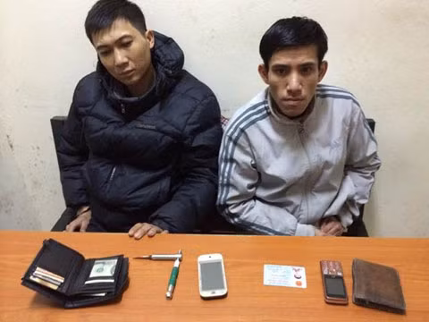 Hai đối tượng Tôn và Trường tại cơ quan điều tra.