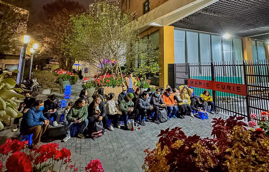 Phụ huynh xếp hàng mua hồ sơ tại trường Marie Curie.