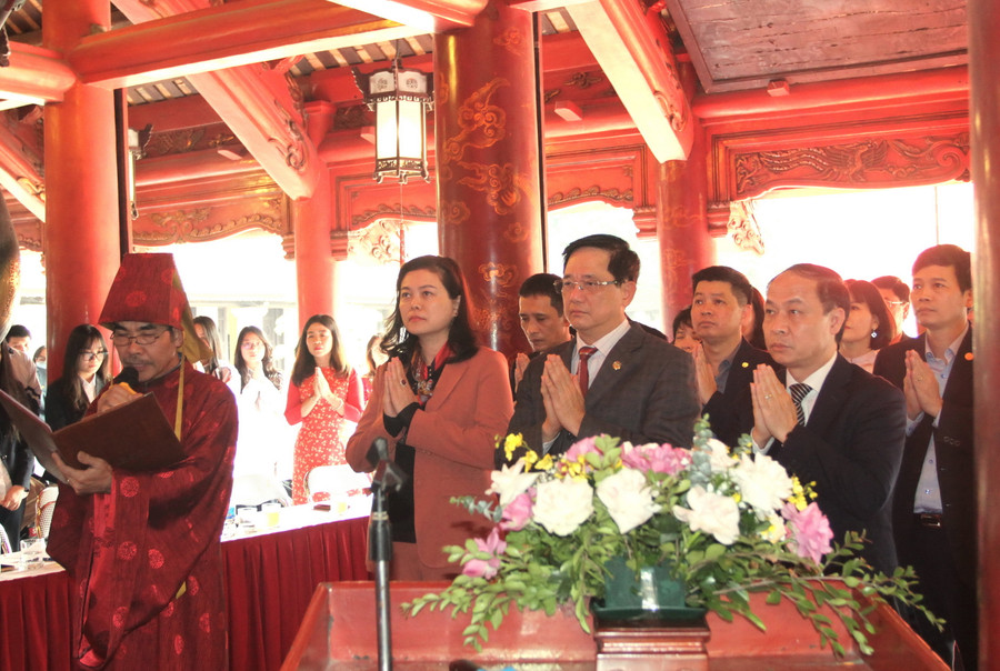 Các đại biểu làm lễ dâng hương tại khu di tích Văn Miếu Quốc Tử Giám. Các đại biểu làm lễ dâng hương tại khu di tích Văn Miếu Quốc Tử Giám.