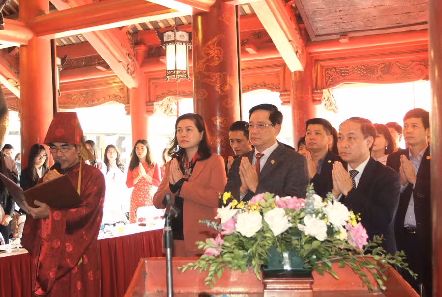 Các đại biểu làm lễ dâng hương tại khu di tích Văn Miếu Quốc Tử Giám.