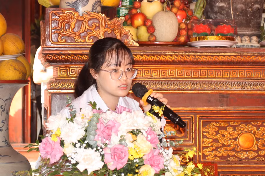 Em Hán Minh Ngọc- học sinh lớp 12 Hóa 1, Trường THPT chuyên Hà Nội Amsterdam thay mặt học sinh Hà Nội thể hiện quyết tâm trước kỳ thi.