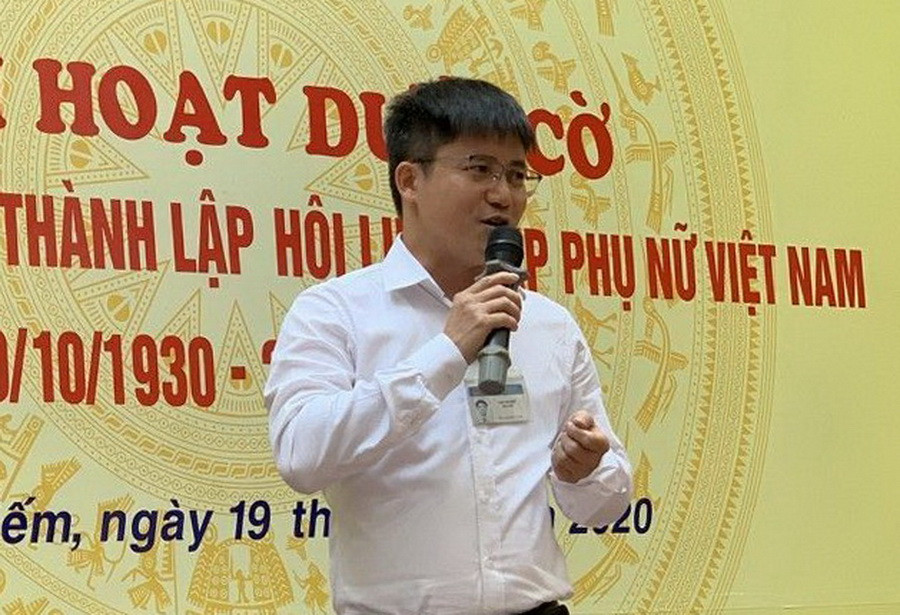 Thầy Hiếu là gương mặt MC quen thuộc của trường tiểu học Trần Quốc Toản Thầy Hiếu là gương mặt MC quen thuộc của trường tiểu học Trần Quốc Toản