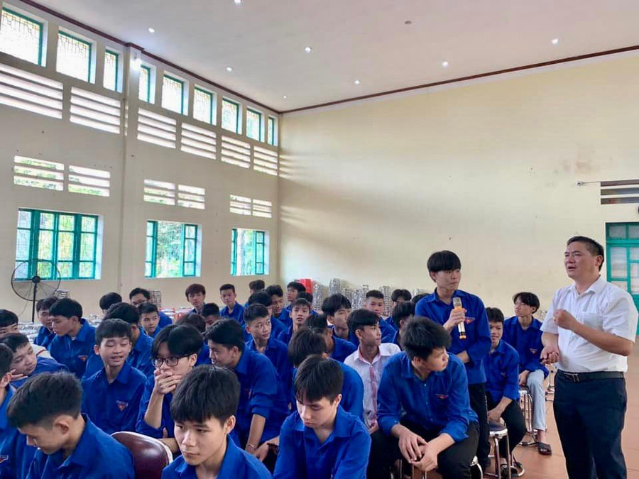 Học sinh được thoải mái trao đổi với thầy cô trong các buổi học ngoại khóa. Ảnh NT. Học sinh được thoải mái trao đổi với thầy cô trong các buổi học ngoại khóa. Ảnh NT.