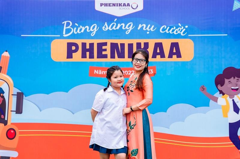 Cô Nguyễn Thu Biên - Hiệu trưởng Trường Tiểu học Phenikaa (TP. Hà Nội) cùng học sinh trong lễ khai giảng. Ảnh NVCC. Cô Nguyễn Thu Biên - Hiệu trưởng Trường Tiểu học Phenikaa (TP. Hà Nội) cùng học sinh trong lễ khai giảng. Ảnh NVCC.