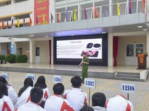 Học sinh Trường THPT Xuân Phương tại buổi sinh hoạt ngoại khóa. NT. Học sinh Trường THPT Xuân Phương tại buổi sinh hoạt ngoại khóa. NT.