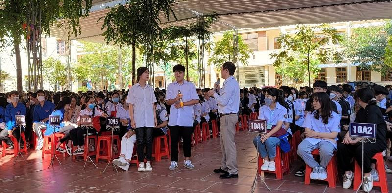 Thầy Vũ Sơn Hải – Hiệu trưởng Trường THPT Đồng Đăng đối thoại với học sinh. Ảnh NT.