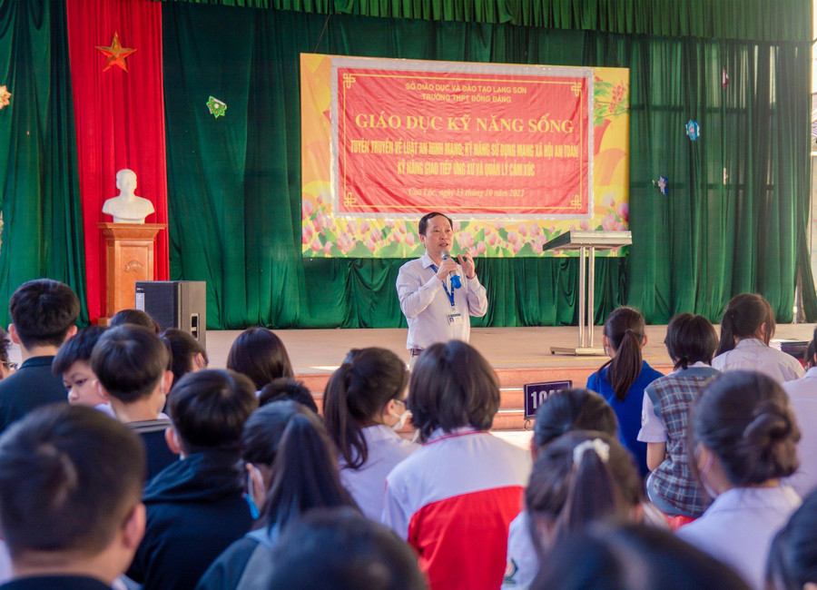 Thầy Vũ Sơn Hải – Hiệu trưởng Trường THPT Đồng Đăng (huyện Cao Lộc, tỉnh Lạng Sơn) chia sẻ tại buổi ngoại khóa giáo dục kỹ năng sống cho học sinh. Ảnh NT.