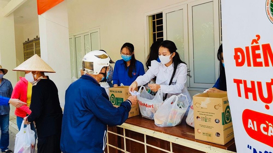 Cô Phương Lan phát quà hỗ trợ cho người nghèo. Ảnh NVCC.