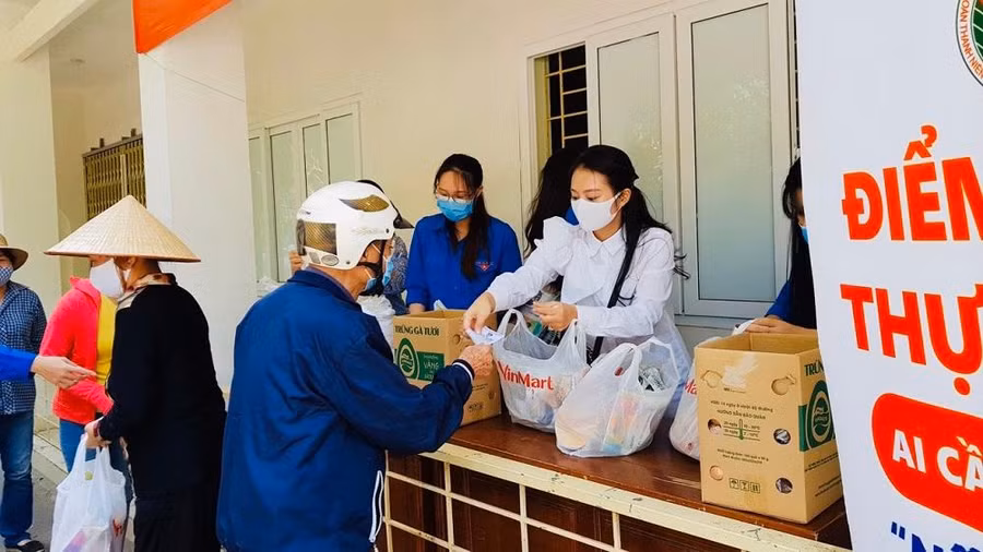 Cô Phương Lan phát quà hỗ trợ cho người nghèo. Ảnh NVCC.