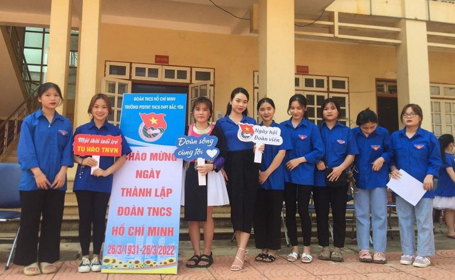 Cô Hà Trang – Bí thư Đoàn Trường PTDTNT THCS&amp;THPT Bắc Yên (tỉnh Sơn La) cùng học sinh của mình. Ảnh NT.