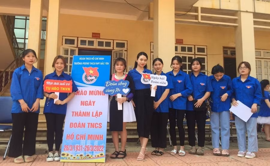 Cô Hà Trang – Bí thư Đoàn Trường PTDTNT THCS&amp;THPT Bắc Yên (tỉnh Sơn La) cùng học sinh của mình. Ảnh NT.