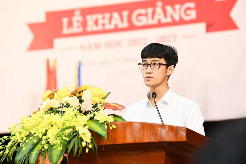 Tân sinh viên Phùng Công Hiếu - ngành Khoa học máy tính (Trường ĐH Bách Khoa Hà Nội) phát biểu tạu lễ khai giảng. Tân sinh viên Phùng Công Hiếu - ngành Khoa học máy tính (Trường ĐH Bách Khoa Hà Nội) phát biểu tạu lễ khai giảng.