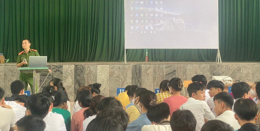 Học sinh Trường THPT Hữu Lũng tại buổi ngoại khóa. Ảnh NT.