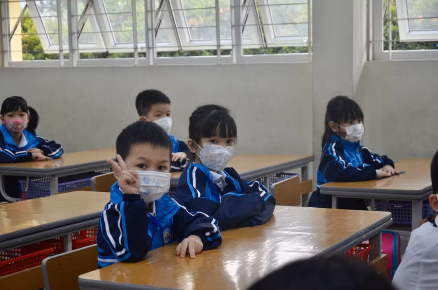 Học sinh Trường Tiểu học Đoàn Kết trước giờ chuẩn bị vào học. Ảnh Ngô Chuyên.