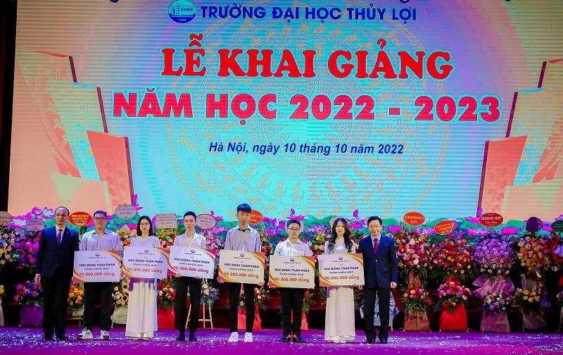 Tân sinh viên nhận học bổng toàn phần toàn khóa học trị giá 90 triệu đồng mỗi em.