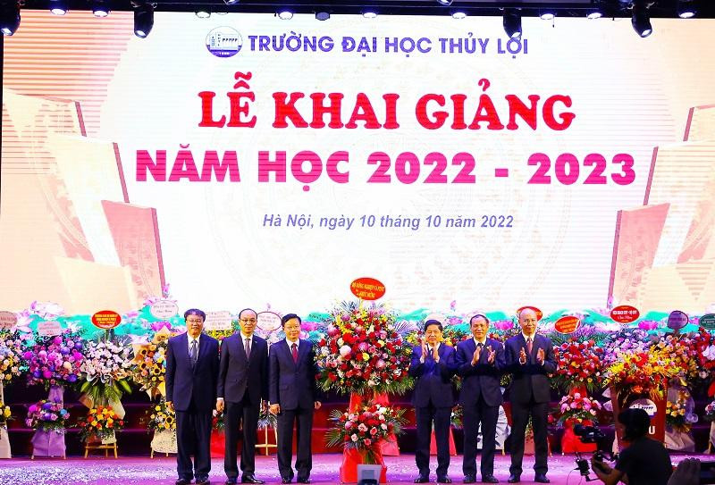 Đại diện trường lên nhận hoa chúc mừng từ bộ ban ngành.