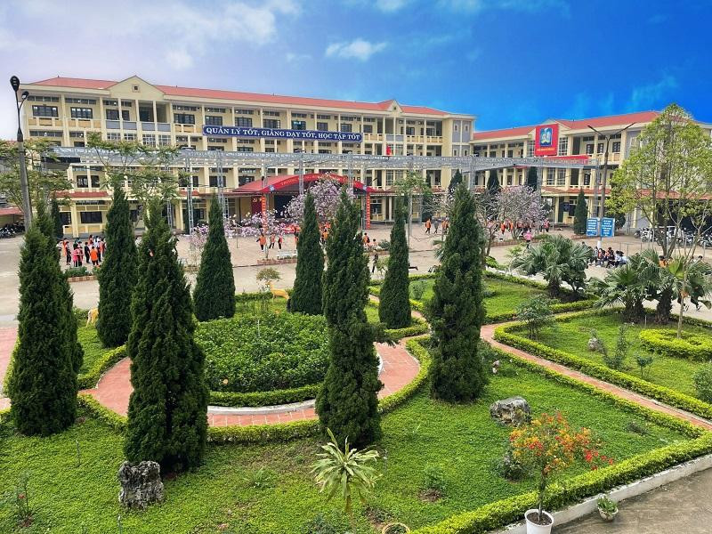 Nhà trường luôn tạo khuôn viên không gian xanh cho học sinh. Ảnh MT. Nhà trường luôn tạo khuôn viên không gian xanh cho học sinh. Ảnh MT.