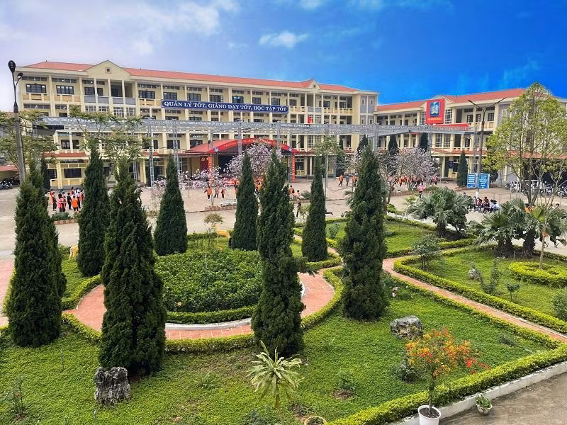 Nhà trường luôn tạo khuôn viên không gian xanh cho học sinh. Ảnh MT.