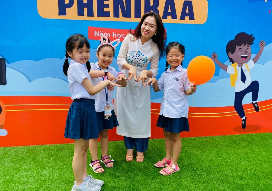 Học sinh Trường Tiểu học Phenikaa cùng cô tham gia các hoạt động trải nghiệm. Ảnh TN. Học sinh Trường Tiểu học Phenikaa cùng cô tham gia các hoạt động trải nghiệm. Ảnh TN.