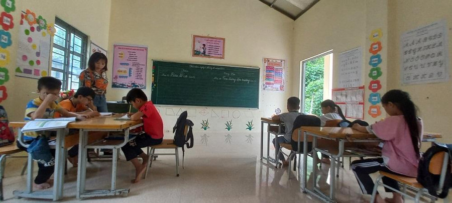 Cô và trò Trường Tiểu học Minh Khai (huyện Bình Gia, tỉnh Lạng Sơn). Ảnh NT. Cô và trò Trường Tiểu học Minh Khai (huyện Bình Gia, tỉnh Lạng Sơn). Ảnh NT.