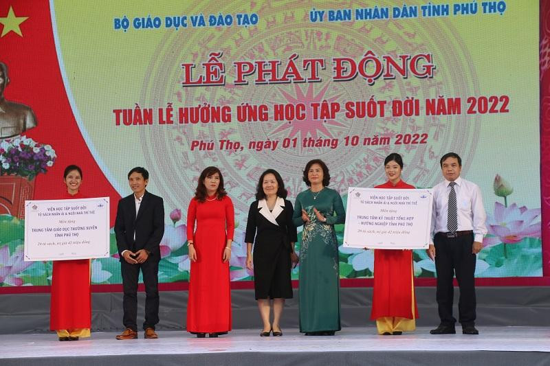 Trao tặng tủ sách cho tỉnh Phú Thọ.