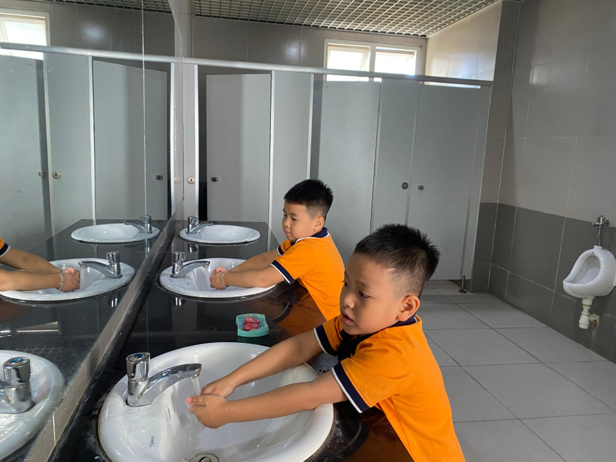 Tại các dãy nhà vệ sinh, Trường Tiểu học Đoàn Kết luôn có hệ thống loa phát thanh hướng dẫn rửa tay sau khi đi vệ sinh, nhắc nhở giữ gìn vệ sinh chung. Ảnh Ngô Chuyên.
