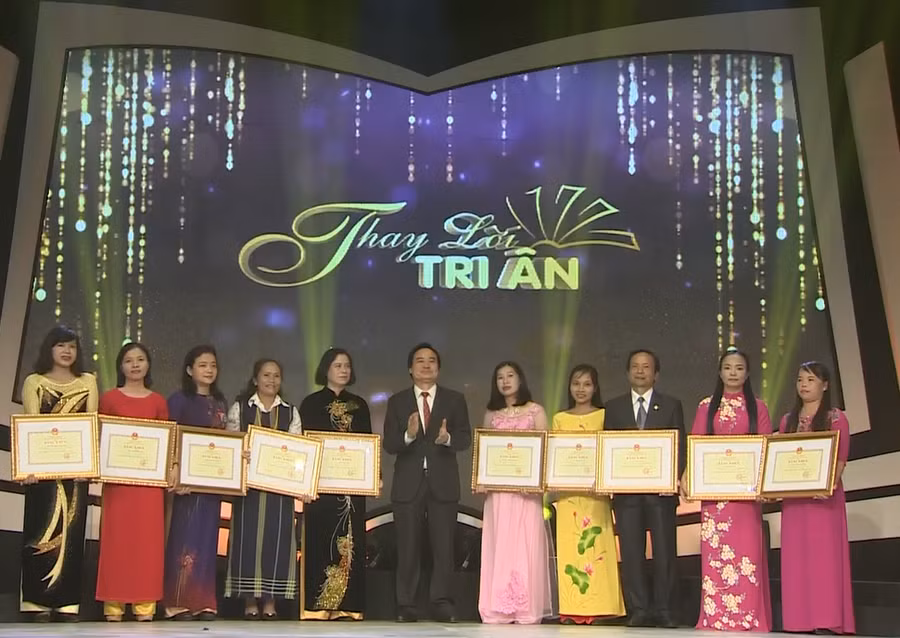 Bộ trưởng Phùng Xuân Nhạ tặng bằng khen chúc mừng các giáo viên có thành tích xuất sắc