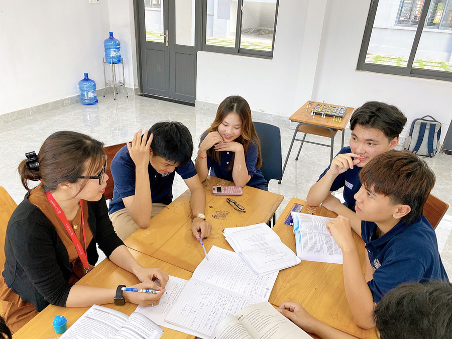 Cô Nguyễn Thị Mai Ly – giáo viên môn Ngữ văn Trường Quốc tế Song ngữ Học viện Anh Quốc - UKA Gia Lai cùng học trò của mình trao đổi bài học. Ảnh NTCC.
