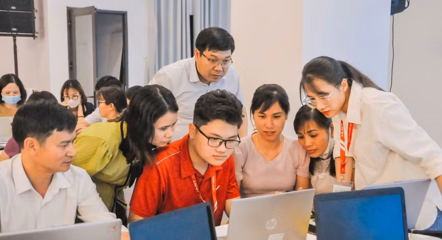 Sinh viên, giảng viên Viện Sư phạm Kỹ thuật, ĐH Bách khoa Hà Nội hướng dẫn giáo viên tại buổi tập huấn.