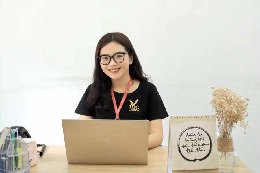 Cô Lê Thị Thu Sương, Giáo viên Tâm lý học đường, Trường Liên cấp thành phố giáo dục Quốc tế - IEC Quảng Ngãi. Ảnh NVCC. Cô Lê Thị Thu Sương, Giáo viên Tâm lý học đường, Trường Liên cấp thành phố giáo dục Quốc tế - IEC Quảng Ngãi. Ảnh NVCC.