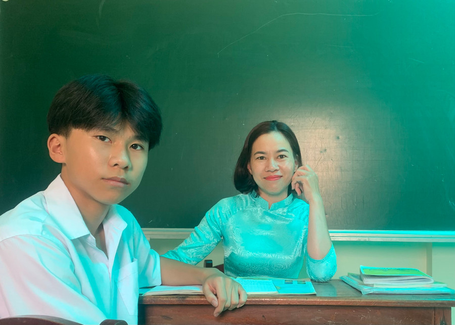 Cô Đoàn Thị Thu Hiền, giáo viên môn Địa lí, Trường Quốc tế Song ngữ Học Viện Anh Quốc - UKA Gia Lai (tỉnh Gia Lai) cùng học trò của mình ôn thi. Ảnh NTCC.