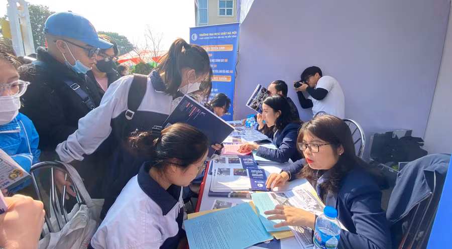 Trường ĐH Luật Hà Nội tham gia tư vấn tuyển sinh tại Hải Phòng. Ảnh Ngô Chuyên.