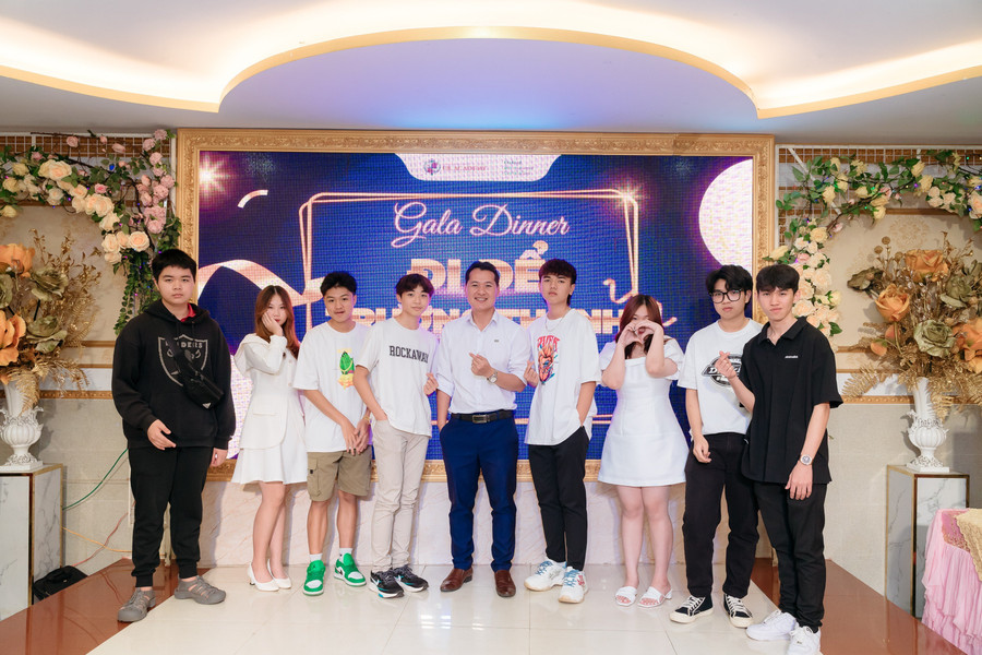 Thầy Thân Văn Huy cùng học trò của mình. Ảnh NTCC. Thầy Thân Văn Huy cùng học trò của mình. Ảnh NTCC.