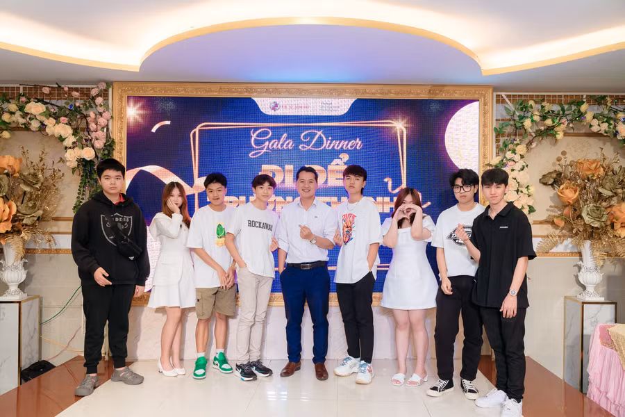 Thầy Thân Văn Huy cùng học trò của mình. Ảnh NTCC.