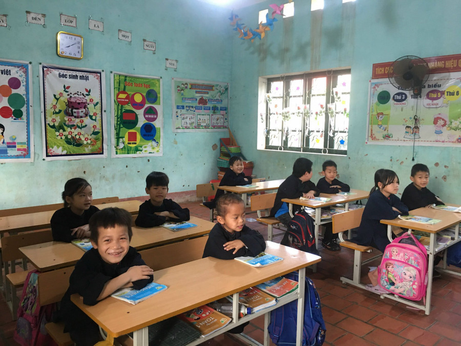 Lớp ghép 2 trình độ tại điểm trường Hà Quảng thuộc Trường PTDTBT Tiểu học và THCS Hòa Bình. Ảnh NVCC.