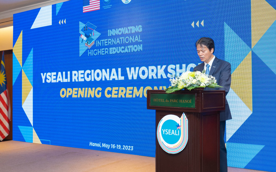 GS. TS Phạm Hồng Chương - Hiệu trưởng Trường ĐH Kinh tế Quốc dân phát biểu. GS. TS Phạm Hồng Chương - Hiệu trưởng Trường ĐH Kinh tế Quốc dân phát biểu.
