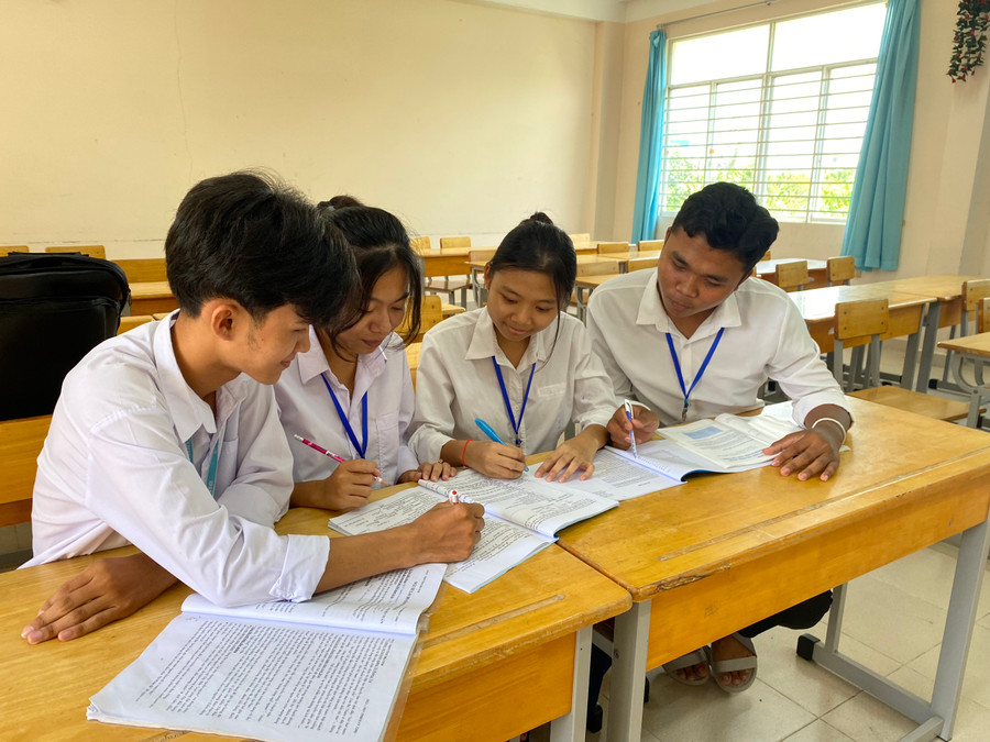 Nhiều học sinh lớp 12 đã cùng nhau học nhóm để trao đổi cách giải cùng nhau. Ảnh Ngô Chuyên. Nhiều học sinh lớp 12 đã cùng nhau học nhóm để trao đổi cách giải cùng nhau. Ảnh Ngô Chuyên.