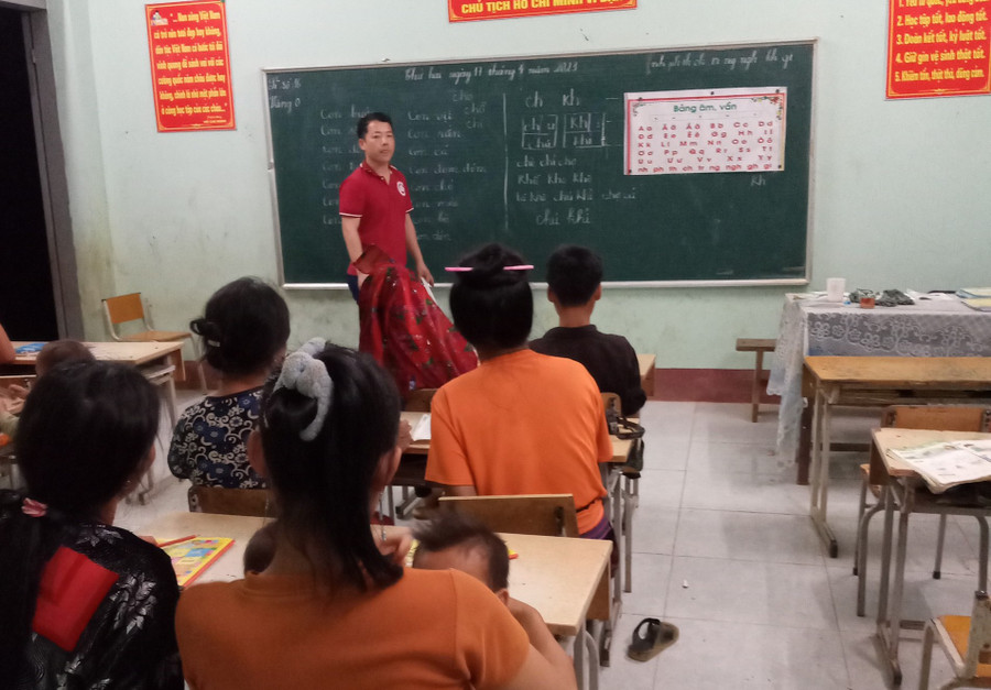 Tạo mọi điều kiện tốt nhất để học viên tham gia lớp xoá mù. Ảnh NTCC.