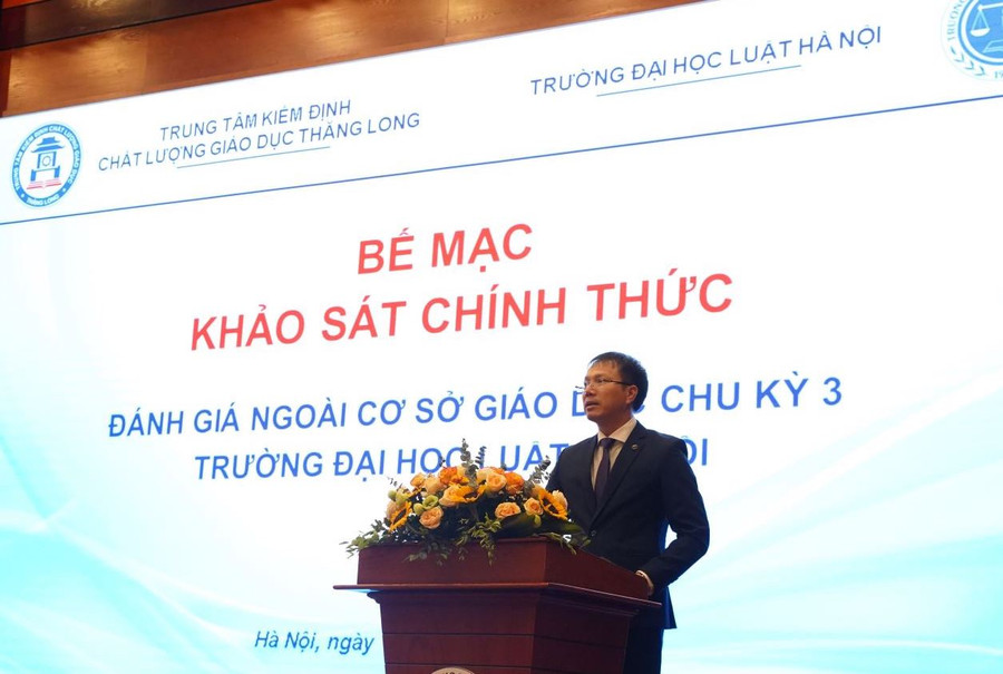 TS. Đoàn Trung Kiên - Hiệu trưởng Trường ĐH Luật Hà Nội phát biểu tại lễ bế mạc.