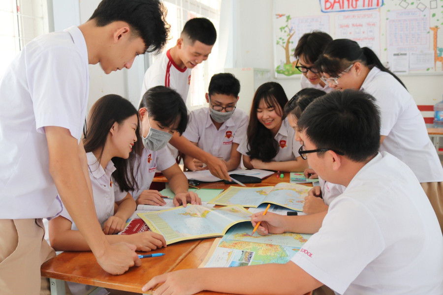 Học sinh Trường iSchool Rạch Giá trao đổi với nhau. Ảnh NTCC.